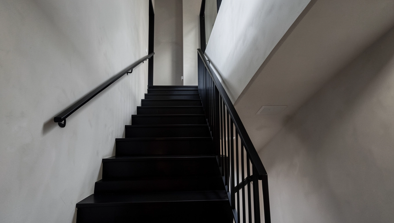 Czarne schody w domu