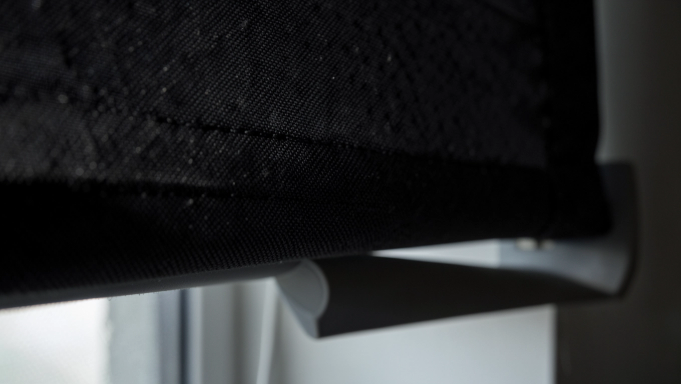 Roleta przyciemniająca a zaciemniająca