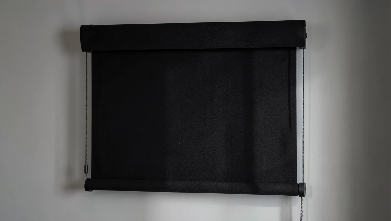 Roleta zaciemniająca z prowadnicami