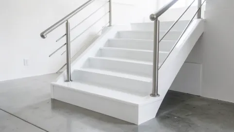 Białe schody z czego zrobić