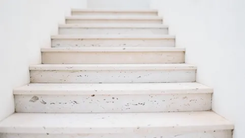 Biale schody z kamienia