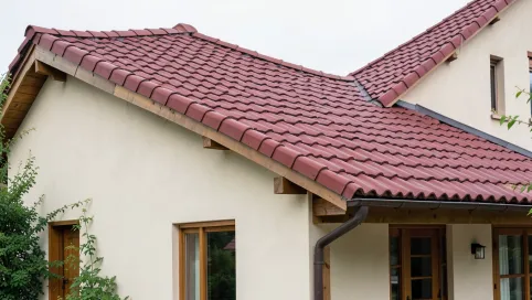 Bordowy dach jaka elewacja