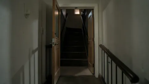 Chory i otwarte drzwi do klatki schodowej