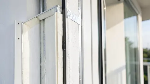 Ciepły montaż drzwi balkonowych