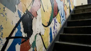 Co na ściany na klatce schodowej