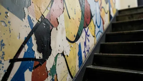 Co na ściany na klatce schodowej