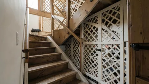 Co pod schodami ażurowymi