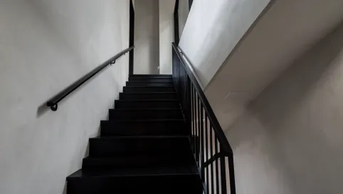 Czarne schody w domu