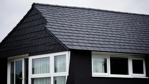 czarny dach jakie okna