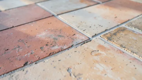 Czy można położyć płytki na płytki na balkonie