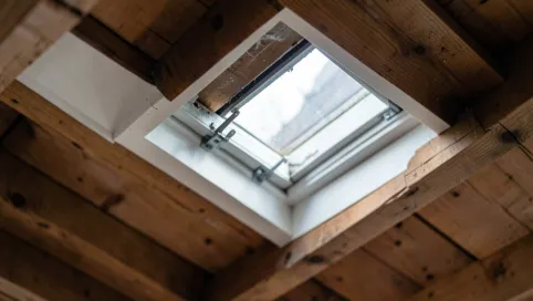 Czy okno dachowe może wypaść