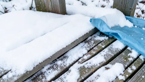 Czy przykrywać taras drewniany na zimę