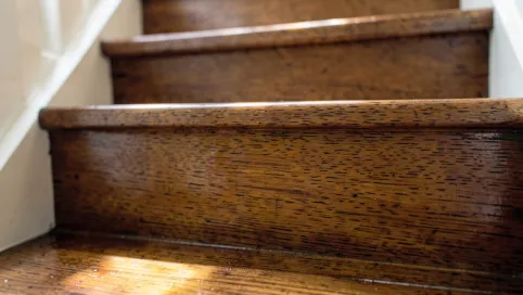 Czy schody olejowane można lakierować