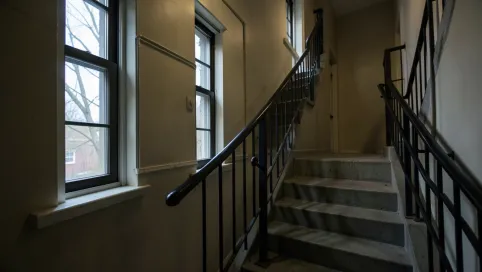 Czy Spółdzielnia może zabronić otwierania okien na klatce schodowej