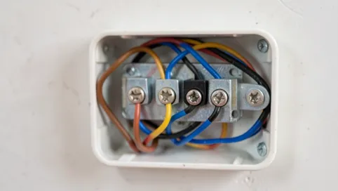 Czy wyłącznik krzyżowy można podłączyć jako schodowy