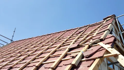 Czy wymiana pokrycia dachowego wymaga zgłoszenia