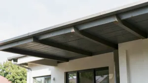 Czy zadaszenie wlicza się do powierzchni zabudowy