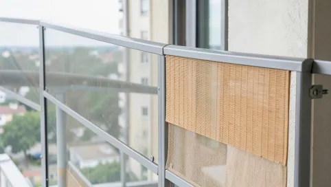 Czym osłonić balkon od wiatru