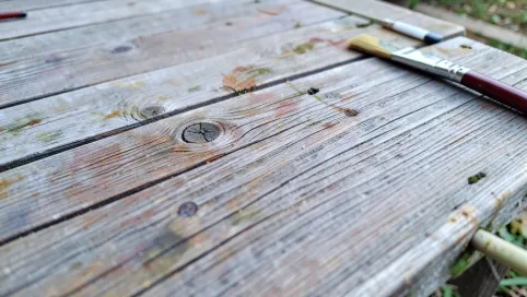 Czym pomalować deski tarasowe z modrzewia