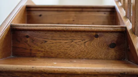 Czym pomalować schody dębowe