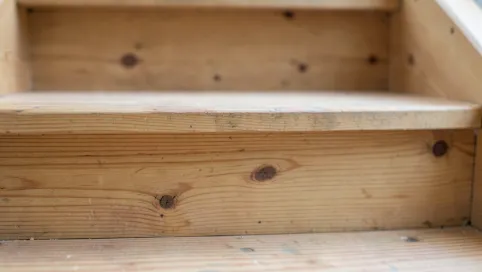 Czym pomalować schody sosnowe