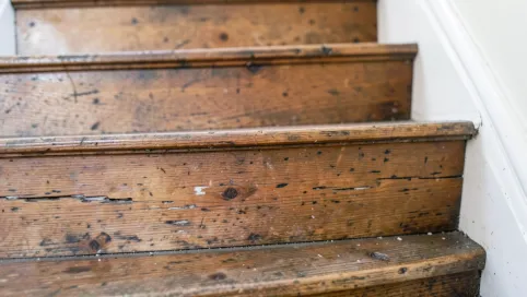 Czym pomalować stare schody drewniane