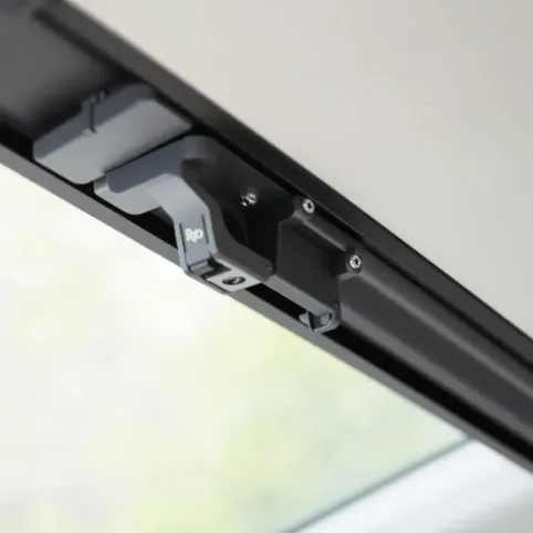 Demontaż skrzydła okna dachowego Roto