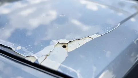 Dlaczego schodzi lakier bezbarwny z samochodu