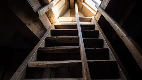 drewniane schody na strych