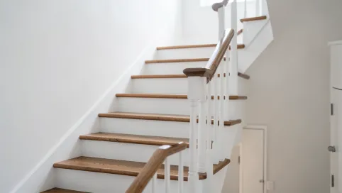 drewniane schody z białymi podstopniami