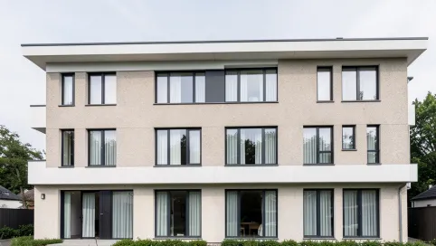 Elewacje domów piętrowych z płaskim dachem