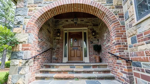 Ganek murowany przed wejściem do domu