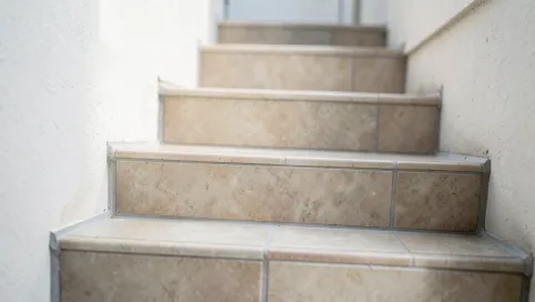 Ile kosztuje położenie płytek na schodach zewnętrznych