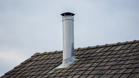 Ile powinien wystawać komin wentylacyjny ponad dach