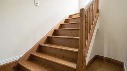 Jak dobrać kolor schodów do podłogi