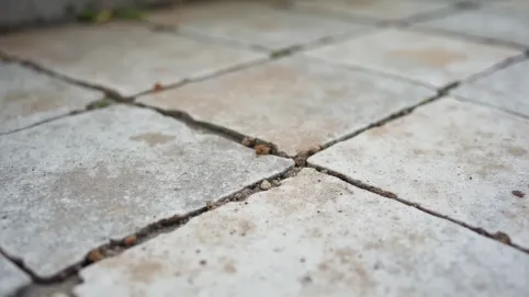 jak kleić płytki na tarasie