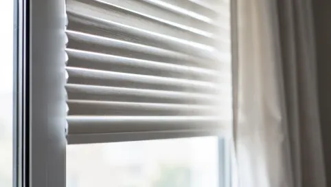 Jak łączyć rolety i zasłony