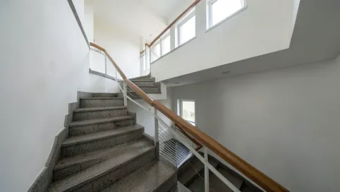 Jak obliczyć powierzchnię napowietrzania klatki schodowej