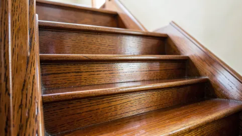 Jak odnowić schody drewniane lakierowane