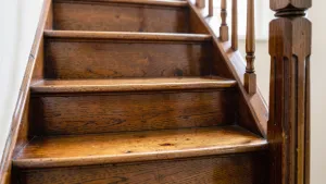 Jak odnowić schody drewniane pomalowane farbą olejną