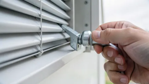 Jak opuścić rolety zewnętrzne elektryczne ręcznie