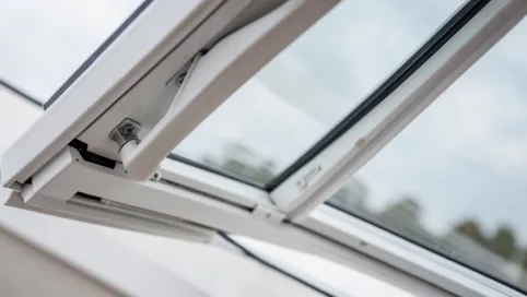 Jak otworzyć okno dachowe do mycia