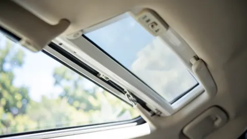 Jak otworzyć okno dachowe Roto do mycia