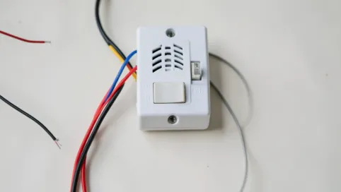 Jak podłączyć czujnik ruchu schodowy