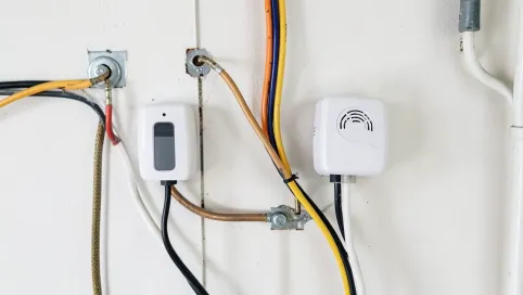 Jak podłączyć oświetlenie schodowe z dwoma czujnikami ruchu