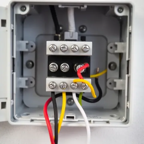 Jak podłączyć włącznik schodowy w puszce