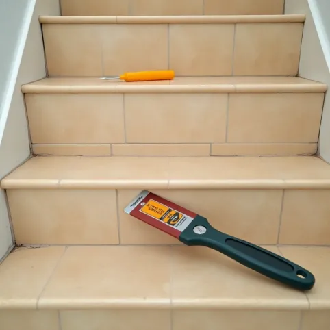 Jak położyć cokół z płytek na schodach