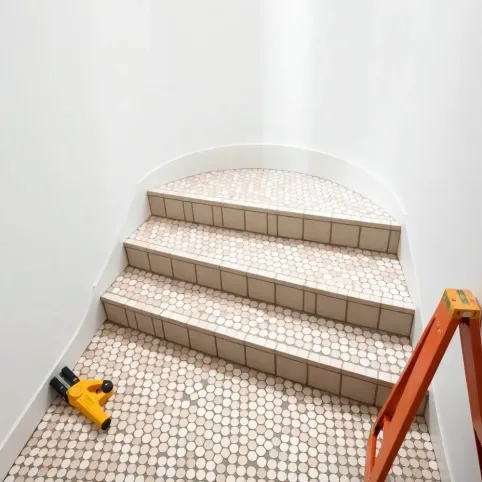 Jak położyć płytki na schodach półokrągłych