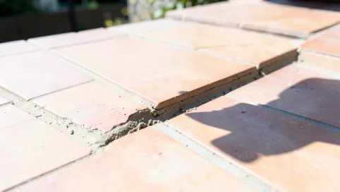 jak położyć płytki na tarasie żeby nie odpadły