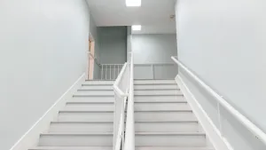jak pomalować wysoką klatkę schodową